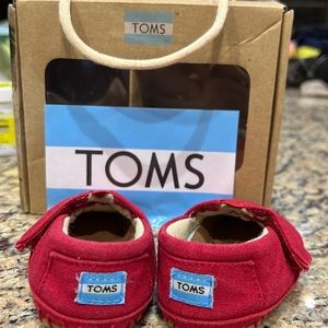 NEW Toms crib shoes size 2 / 6-12 months